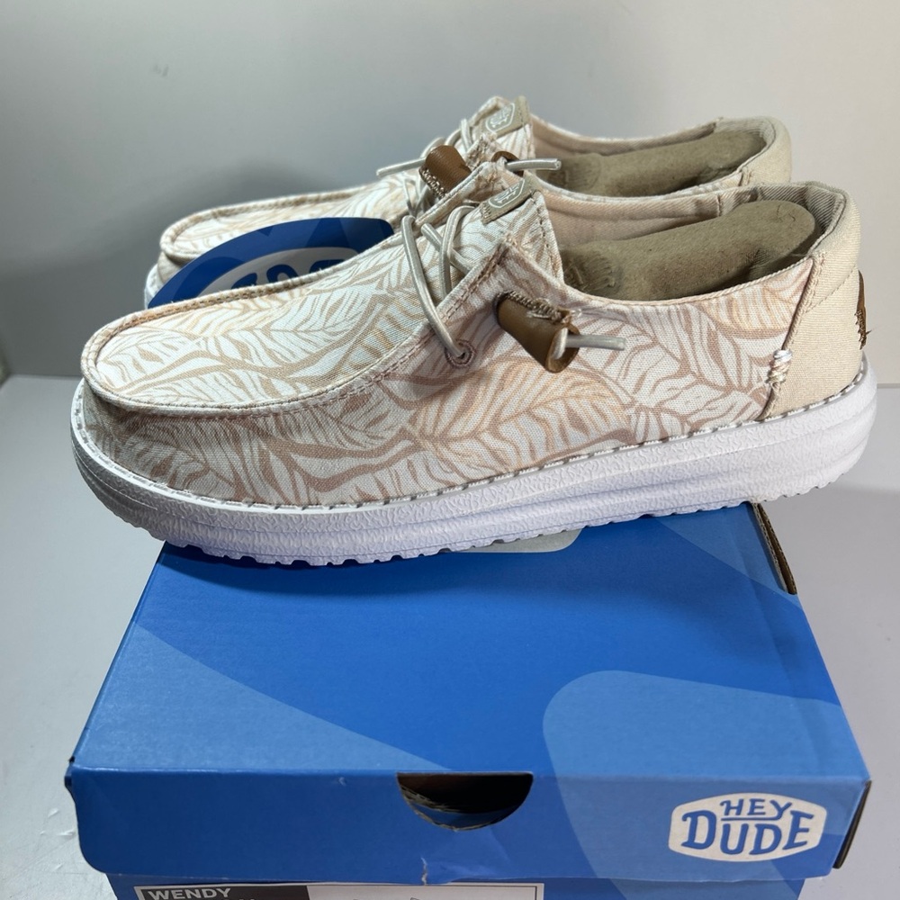 Hey Dude Wendy Light Pink Tropical Womens Sz 5  Slip On Shoes Brand New In Box - Picture 8 of 13